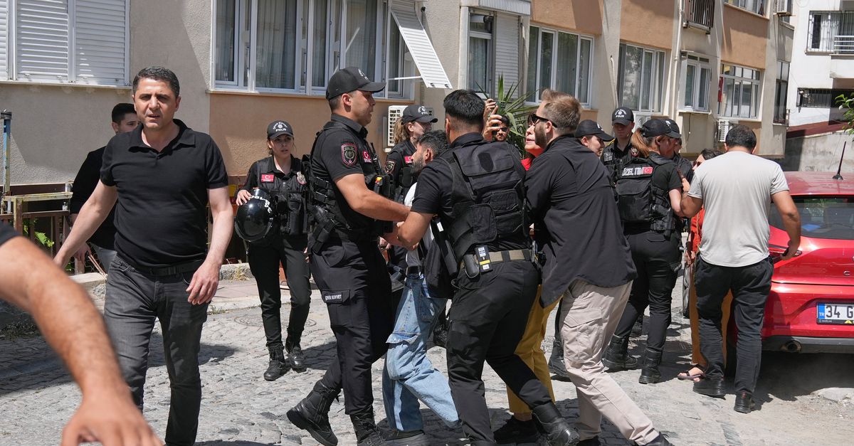 トルコ警察はプライドイスタンブールのために少なくとも30人を迎えに行く