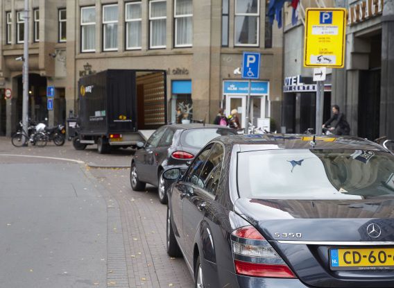 Verkeerd geparkeerde diplomatenauto's in Den Haag.