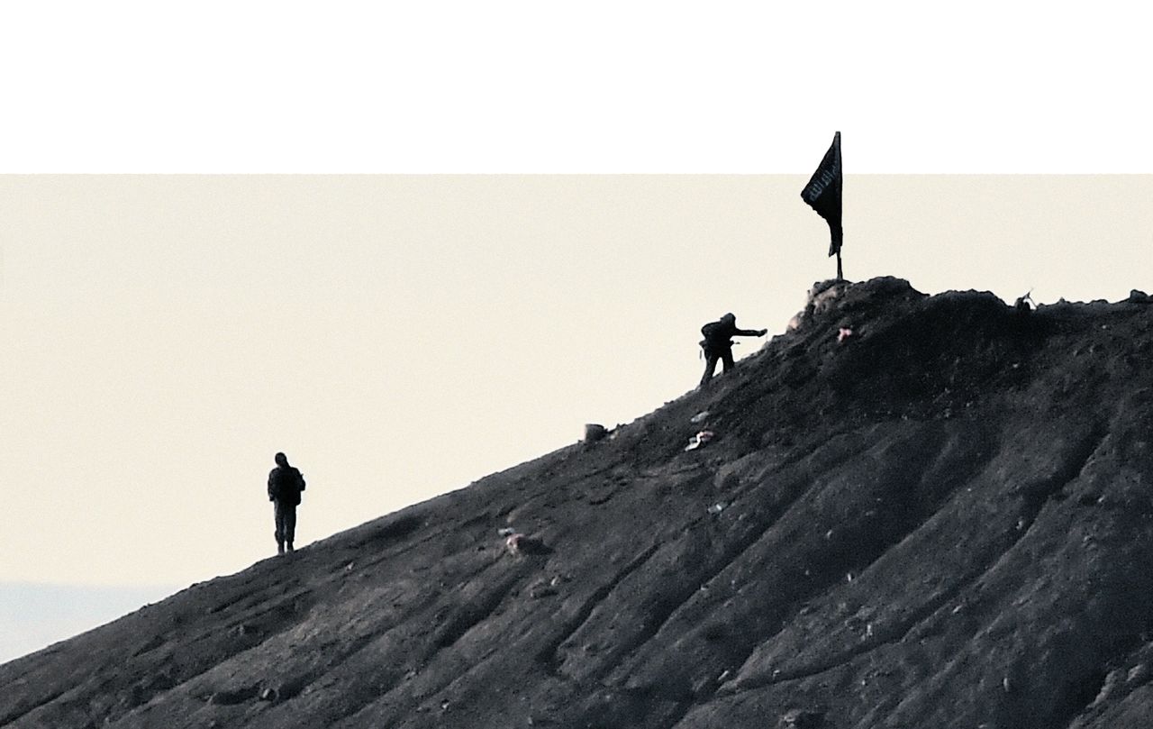 Vermeende IS-strijders bij de Syrische grensplaats Kobani, gezien vanuit Turkije, in 2014.