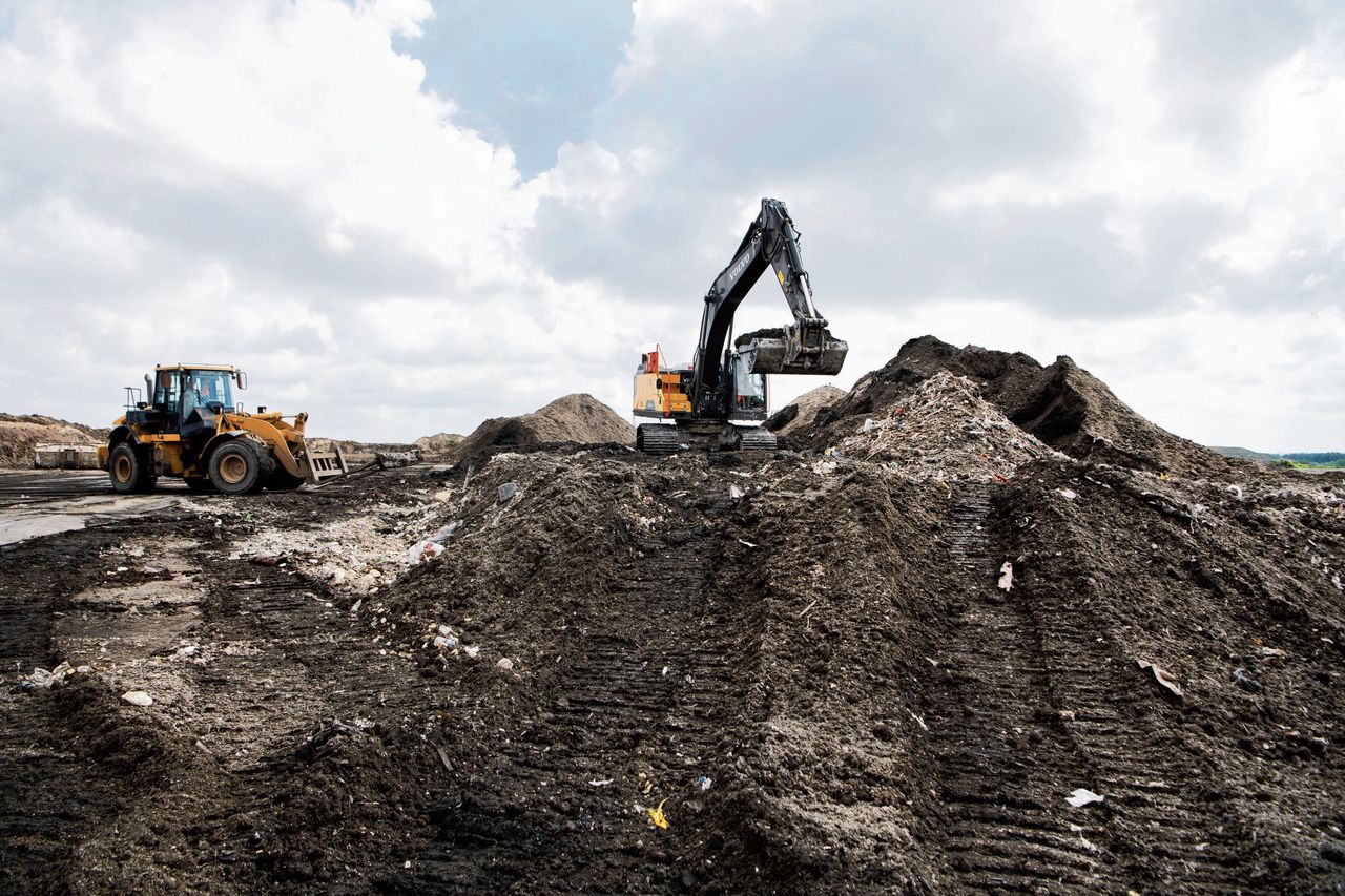 Een klein deel van het Nederlands bedrijfsafval, dat niet bij AEB kan worden verbrand, wordt permanent gestort, met name op drie stortplaatsen van Afvalzorg in Noord-Holland, zoals deze (Nauerna)