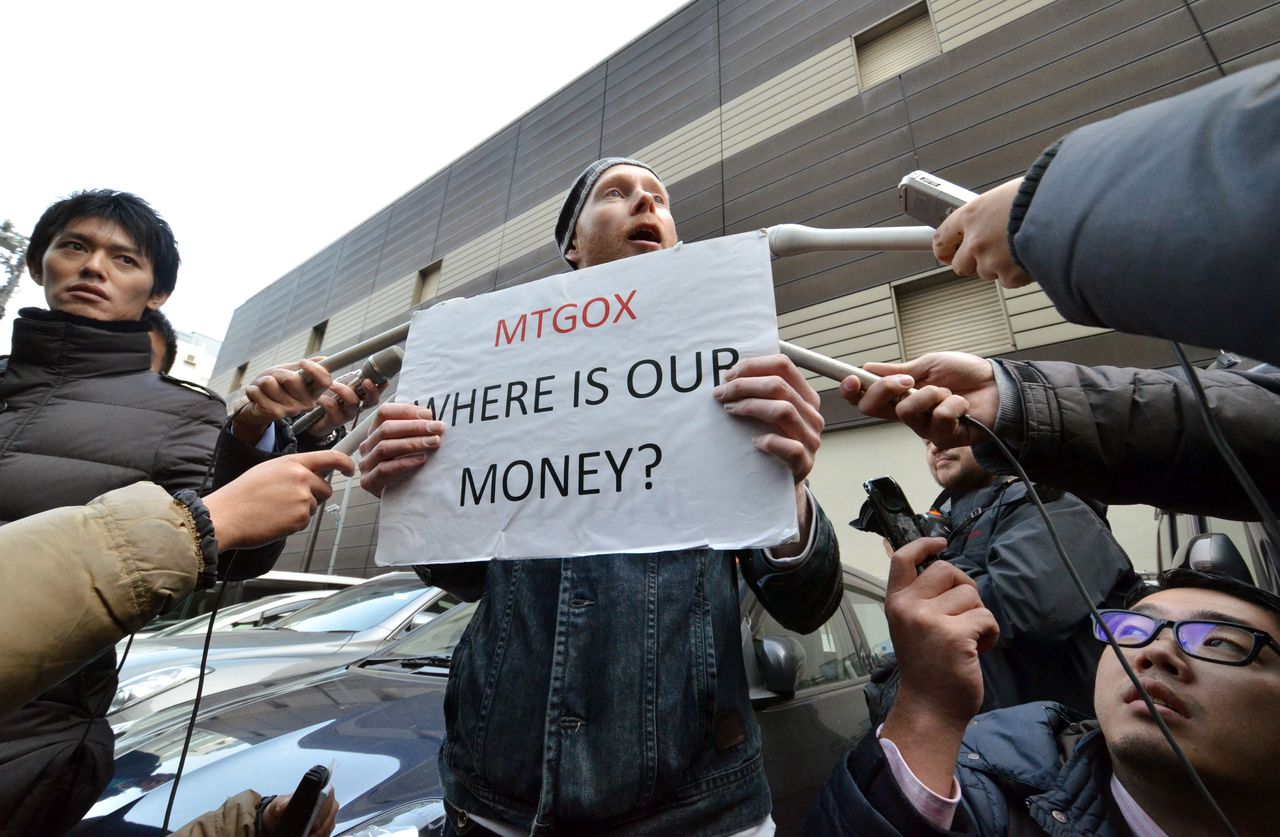 De Britse Bitcoinhandelaar Kolin Burges eerder deze week in Tokio. Hij protesteerde voor het hoofdkantoor van MtGox.