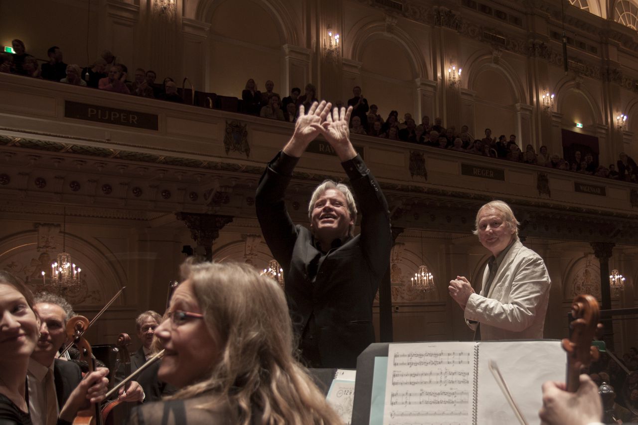 Dirigent Markus Stenz met Peter-Jan Wagemans in het Concertgebouw.
