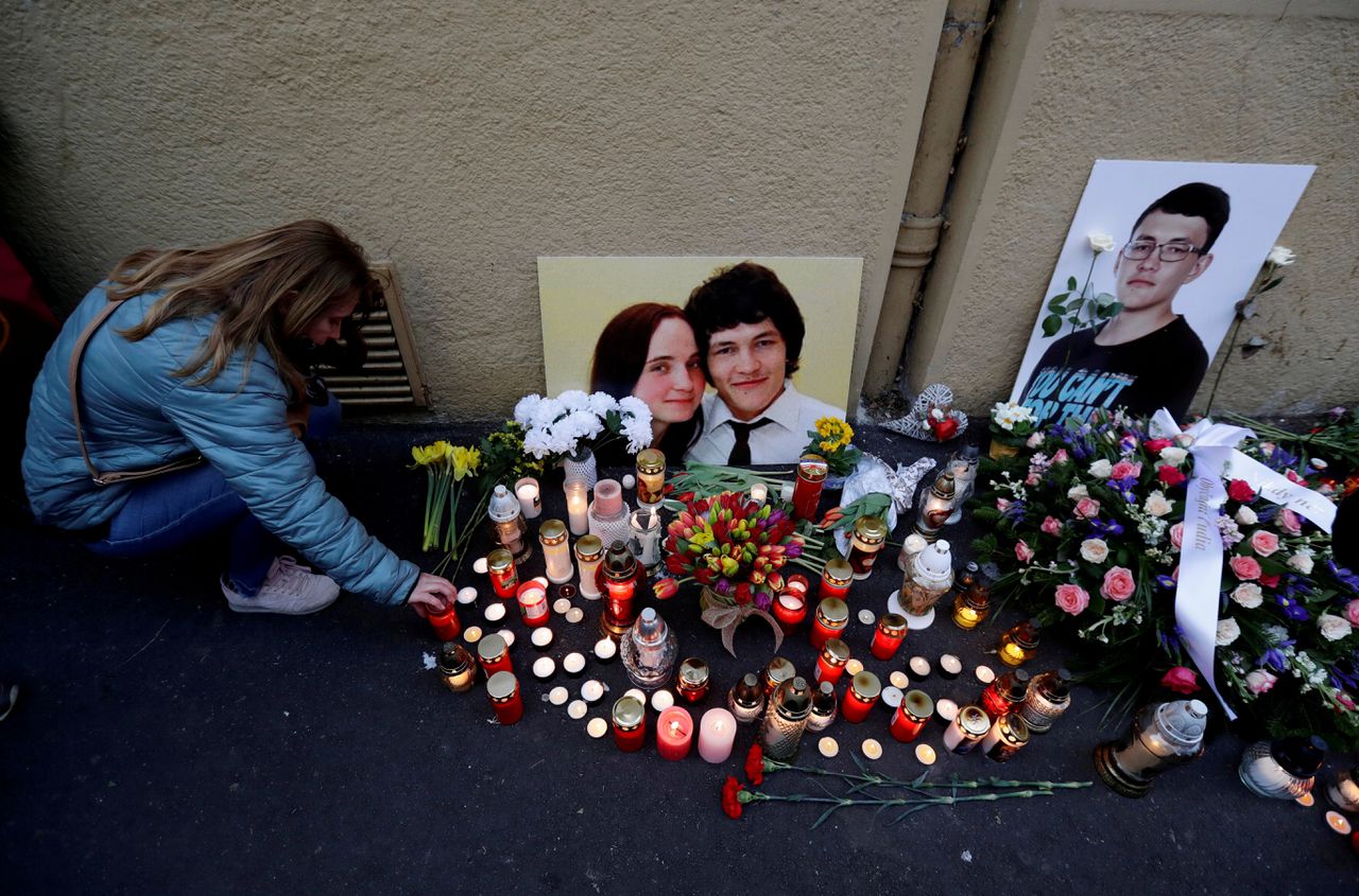 Een vrouw herdenkt de dood van onderzoeksjournalist Kuciak en zijn partner.