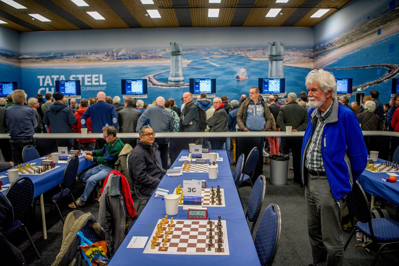 Schaakfans zitten vlak op de schakers tijdens de 81ste editie van het Tata Steel Chess Tournament.