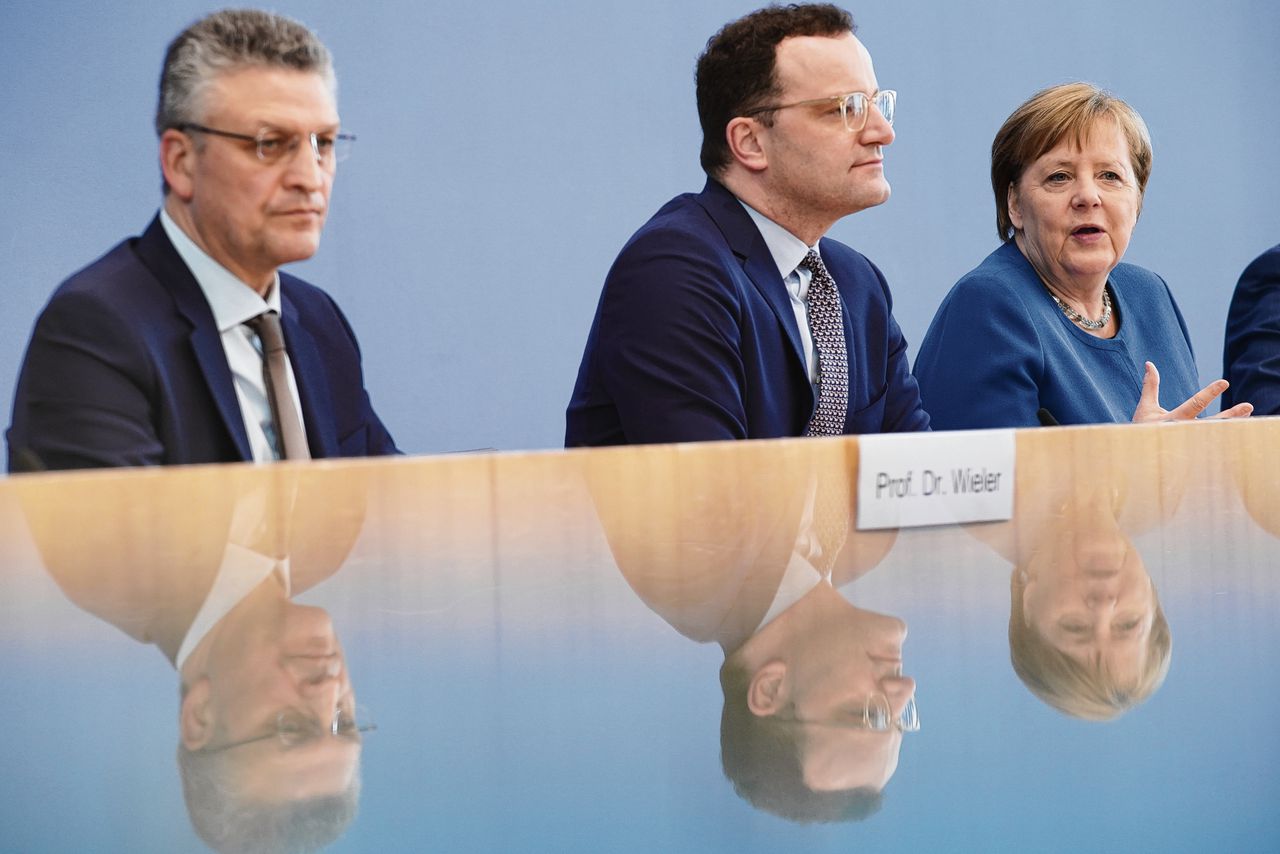 Bondskanselier Angela Merkel op een persconferentie over het coronavirus. Als er niet snel een vaccin komt, zal „60 tot 70 procent van de Duitsers” besmet raken.