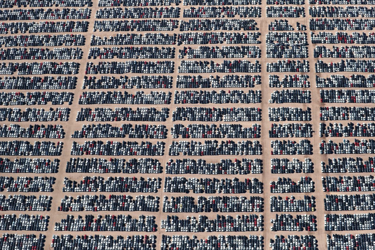 In een Californische woestijn staan duizenden Volkswagens die het concern heeft teruggekocht na het dieselschandaal.