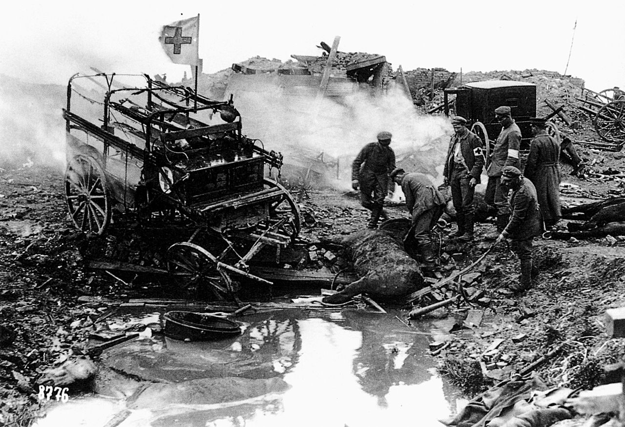 Een Rode Kruiswagen in de modder bij de Somme. Foto ‘The British Century’, Weidenfeld & Nicolson, 1997 slagveld in de eerste wereldoorlog