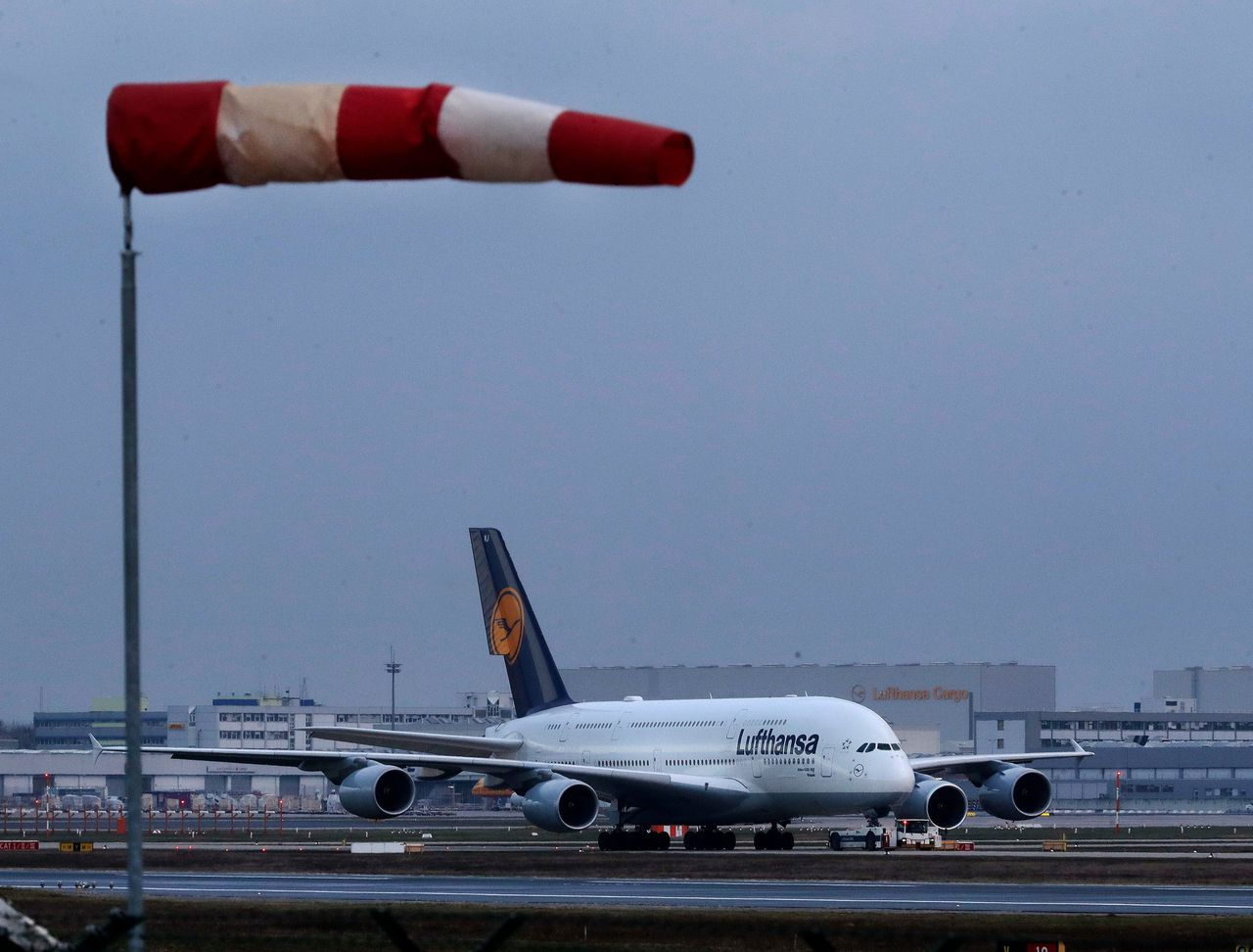 Een Boeing 747 van Lufthansa. De Duitse luchtvaartmaatschappij gaat de helft van haar vluchten de komende weken schrappen.