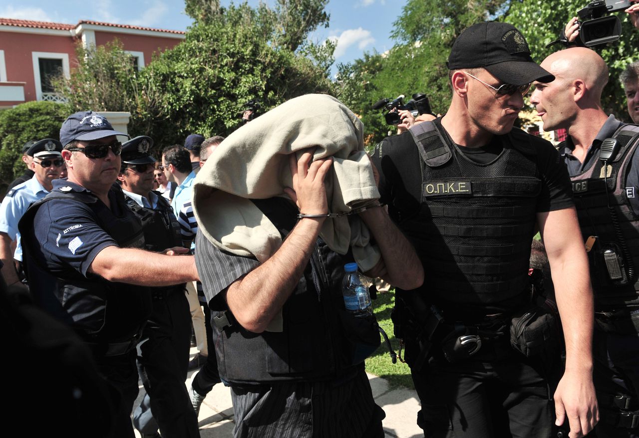 Een Griekse agent die een Turkse officier begeleidt, die na de mislukte coup naar Griekenland was gevlucht. In Griekenland is hij veroordeeld tot twee maanden straf voor zijn deelname aan de putsch. Turkije vraagt nu om zijn uitlevering.