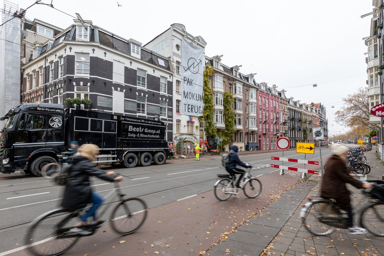 Vijftien ME-bussen met arrestatieteams ontruimen kraakpand Amsterdam 