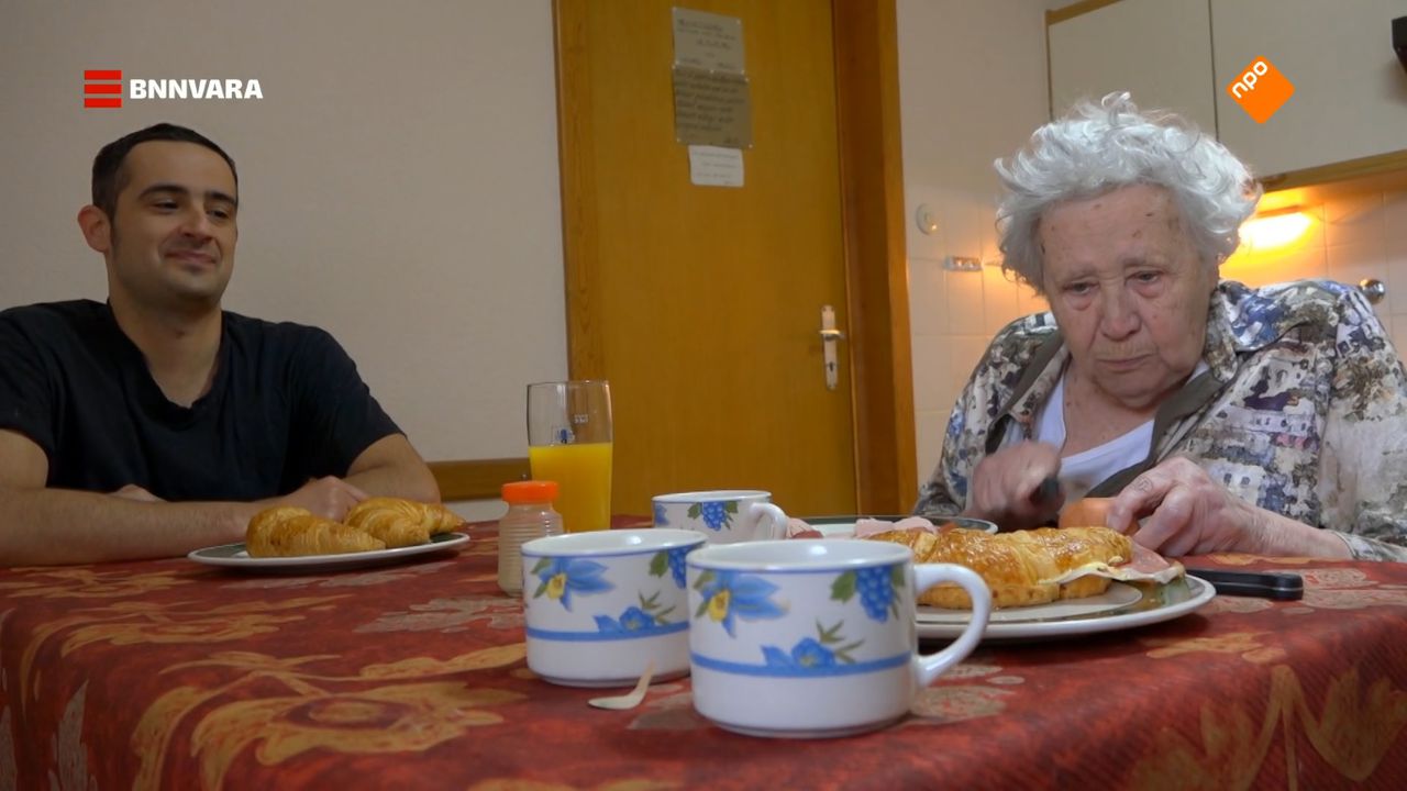 Chris kijkt toe als zijn 94-jarige oma Hildegard een eitje eet in 'Oma en Chris & de rode auto'.