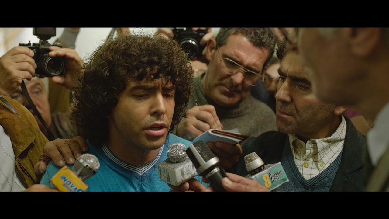 Scène uit de dramaserie Maradona: Blessed Dream.