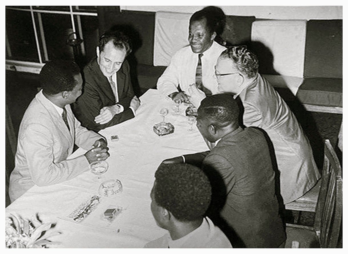 Ferdinand van Dam als jonge ambtenaar in de jaren zeventig, op dienstreis in Kameroen.