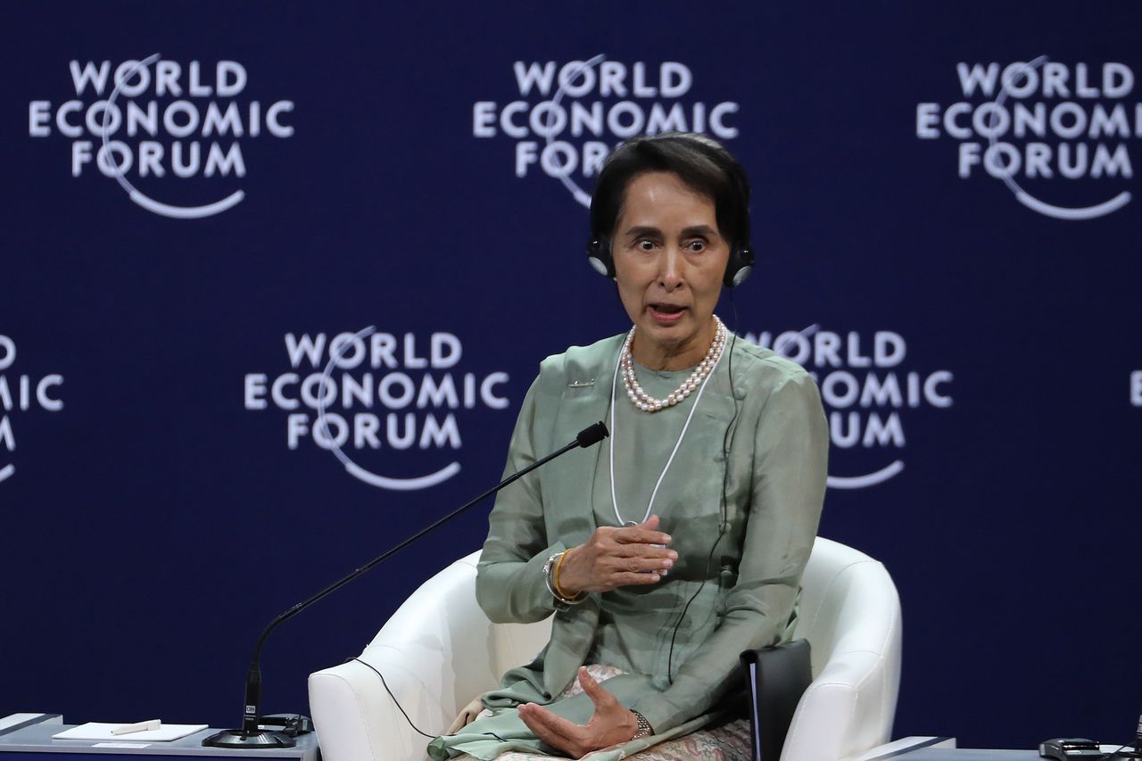 De Myanmarese leider Aung San Suu Kyi voert het woord tijdens het World Economic Forum in Hanoi, Vietnam op 12 september 2018.