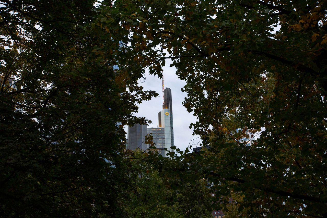 Het hoofdkantoor van Commerzbank in Frankfurt. De toren is de hoogste wolkenkrabber van Duitsland.