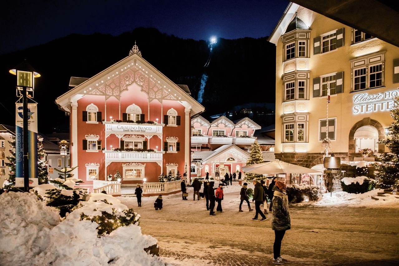 Het Italiaanse dorp Ortisei, dat veel wintersporters trekt, kampt met een hoog aantal besmettingen.