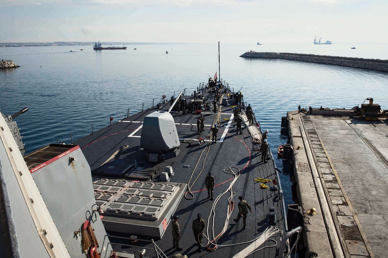 De met kruisraketten uitgeruste Amerikaanse USS Donald Cook, maandag bij vertrek uit Larnaca op Cyprus.
