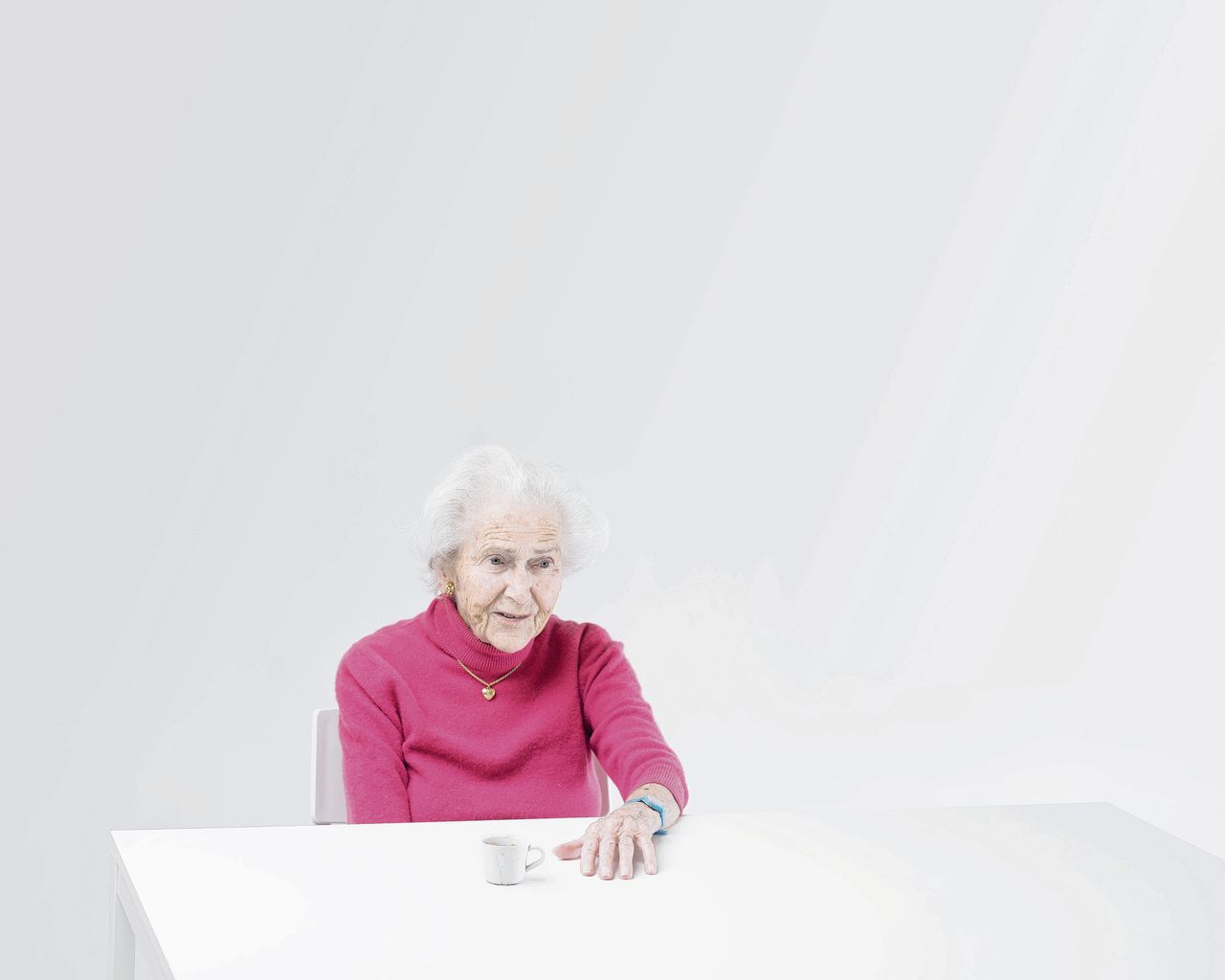 De 100-jarige Jeanne-Marie Dudan, vastgelegd door fotograaf Matthieu Gafsou voor zijn serie H+.