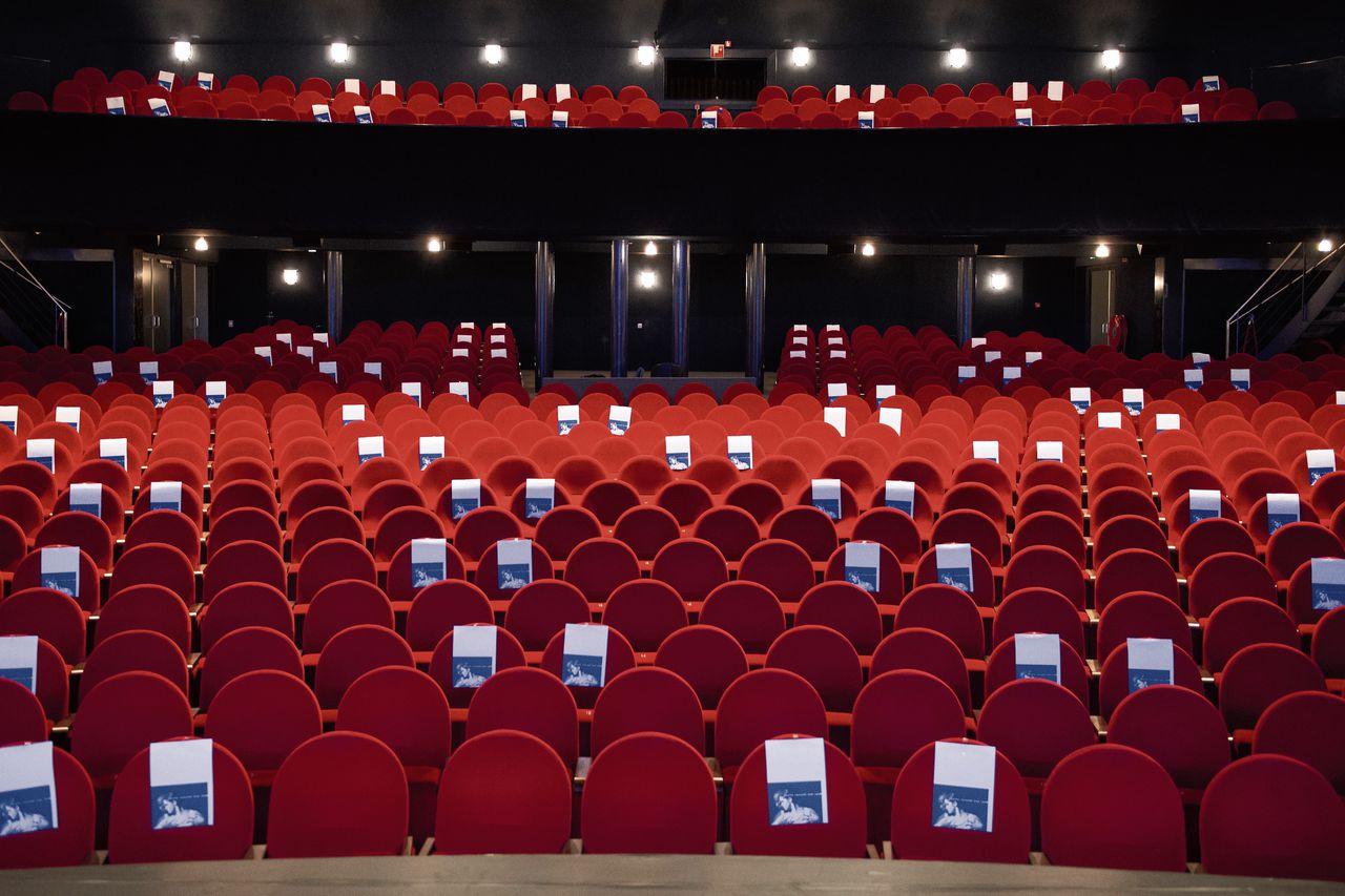 Loek Buys, directeur van Theater Junushoff in Wageningen liet foto’s op de wél voor bezoekers beschikbare stoelen in zijn theater te plaatsen, in een „uitverkochte zaal”.