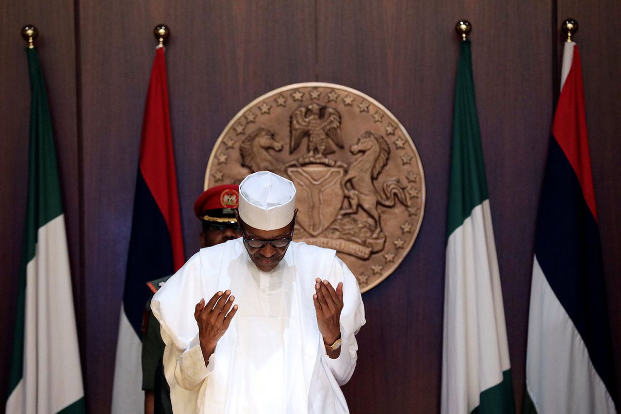 De Nigeriaanse president Muhammadu Buhari bidt in Abuja.