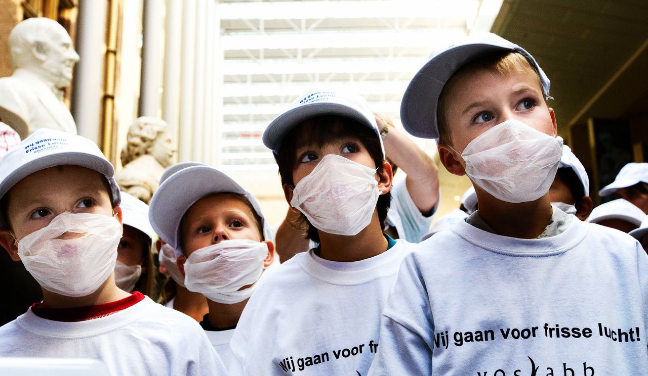 Actie van basisschoolleerlingen tegen muffe lucht in klaslokalen in 2008.