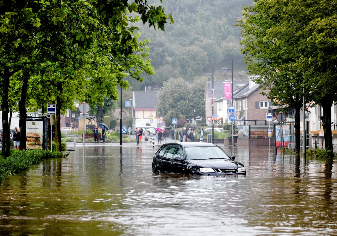Overstroming van de Geul in het Limburgse Valkenburg, na extreem zware zomerse regenbuien.
