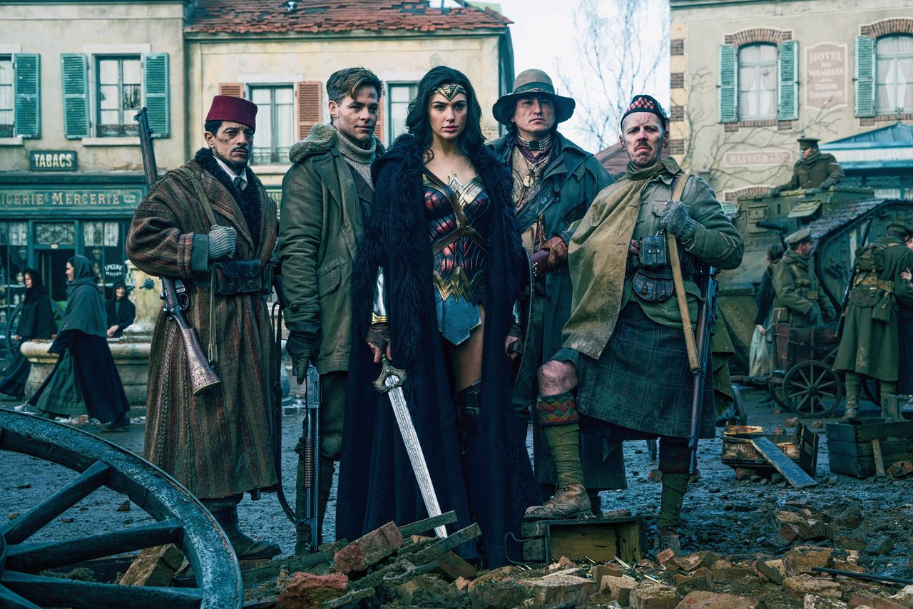 De missie van Wonder Woman (Gal Gadot) wordt in gang gezet als avonturier Steve Trevor (Chris Pine, links van Gadot) haar door een timewarp meeneemt naar de Eerste Wereldoorlog.