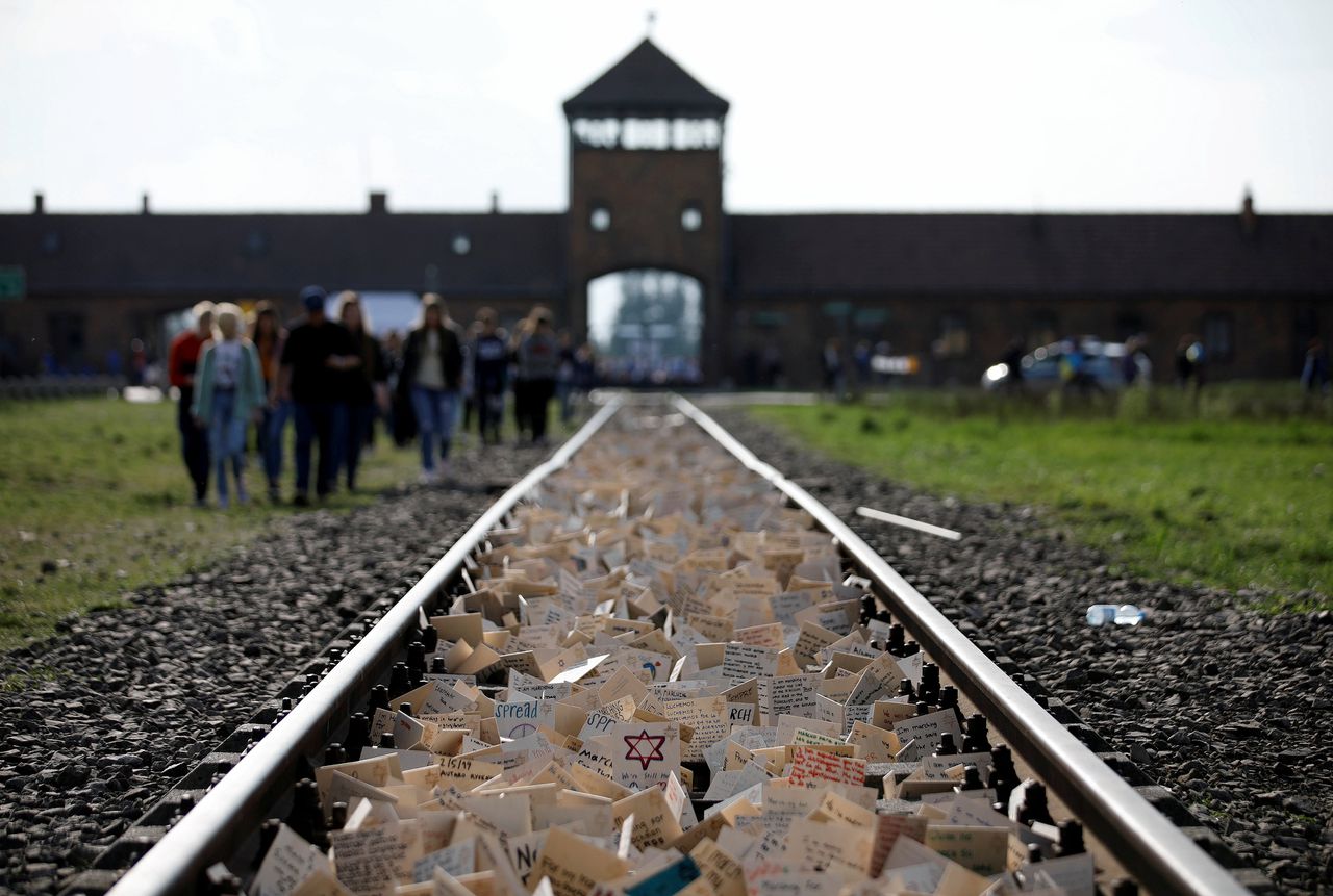 Amazon en Bol.com verwijderen decoraties met Auschwitz-afbeeldingen - NRC