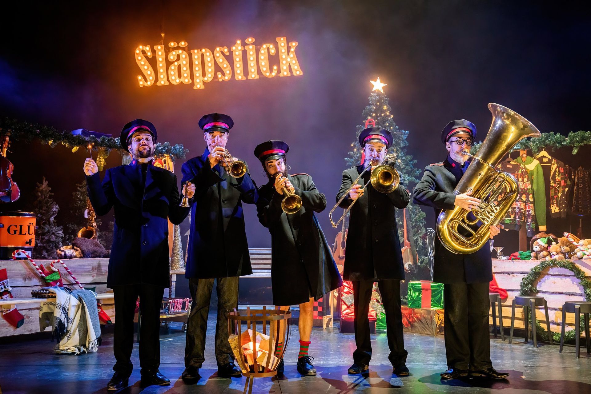 Originele slapstick en vrolijke chaos in ijzersterke Ho Ho Kerstshow