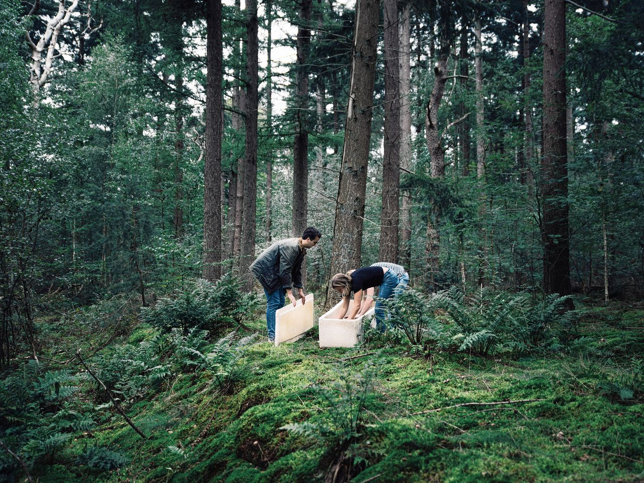 Bob Hendrikx (links) met een kist gemaakt van het wortelnetwerk van paddestoelen, bij Amersfoort.