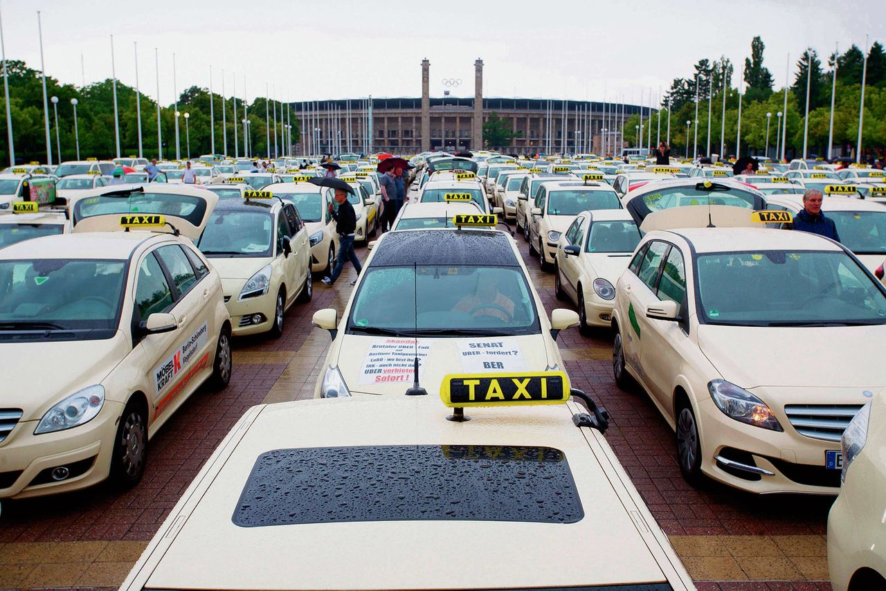 Protest van Berlijnse taxichauffeurs tegen Uber, afgelopen juni. De UberPOP-dienst is gisteren in Duitsland verboden.