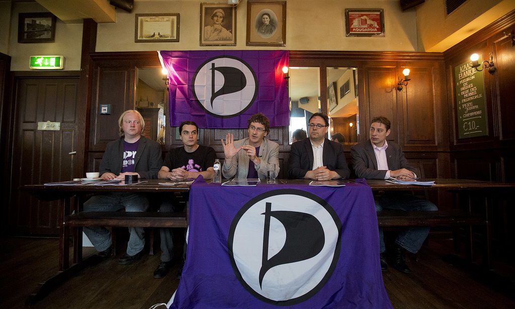 De presentatie van de kandidatenlijst van de Piratenpartij voor de Kamerverkiezingen van 2012. Toenmalig lijsttrekker Dirk Poot (midden) neemt nu plaats in het interimbestuur.
