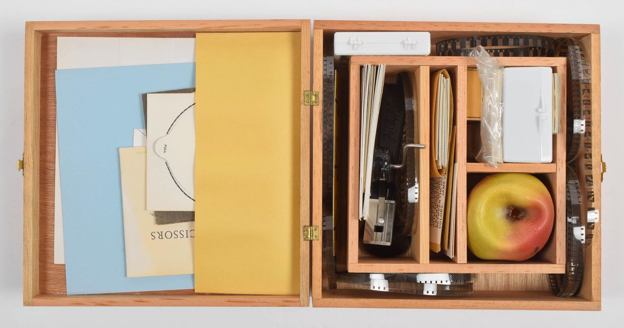 Flux Year Box 2, 1966-1968. met werk van 17 kunstenaars, onder anderen John Cale, Yoko Ono en Willem de Ridder. (1.000-1.500 euro)