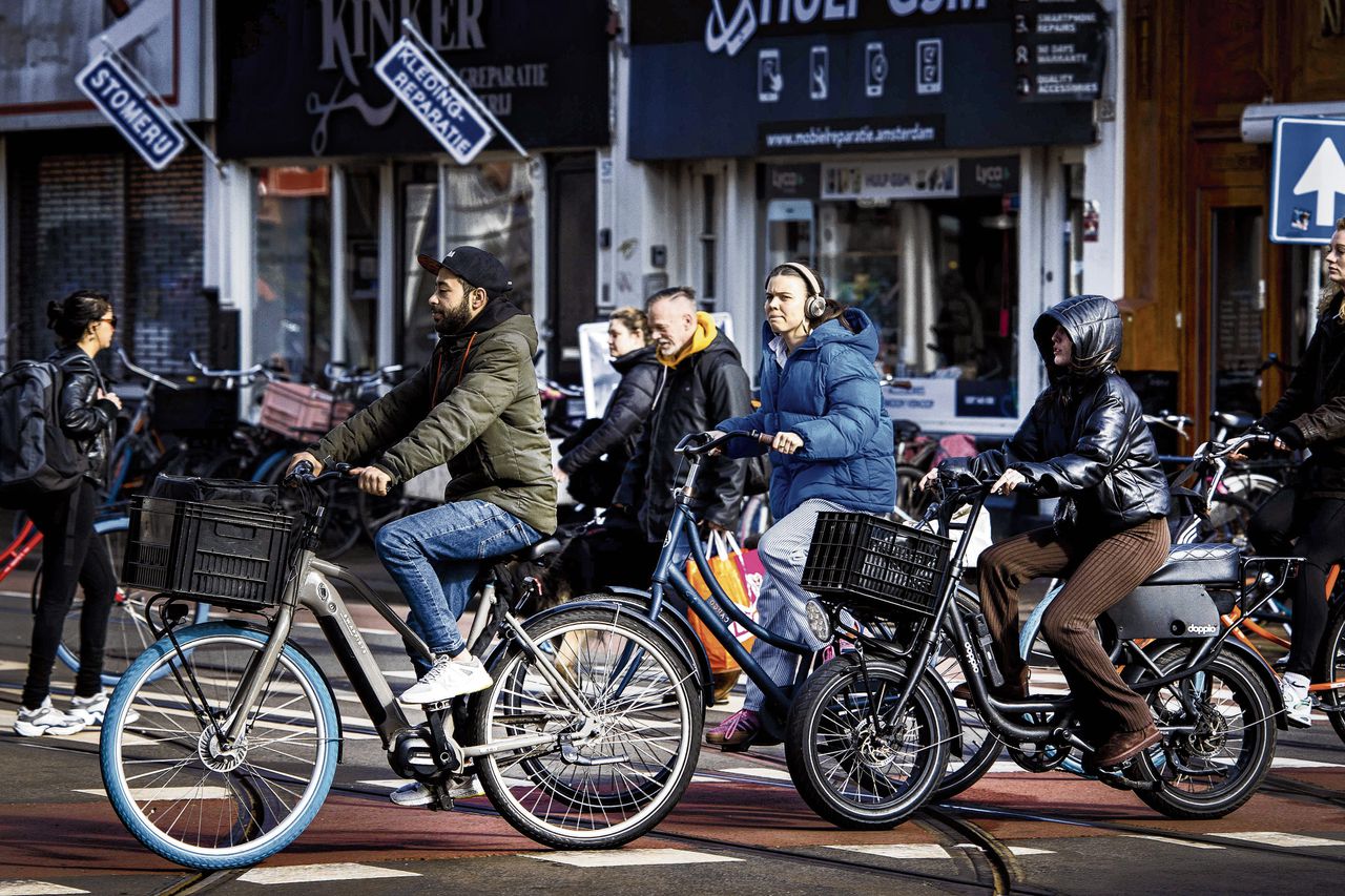 Meer e-bikes op de Amsterdamse fietspaden veroorzaken ook steeds meer ongelukken.