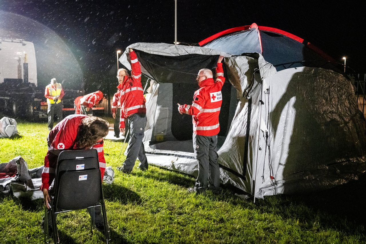 Wegens de grote drukte zette het Rode Kruis vorige week noodtenten neer bij het azc in Ter Apel.