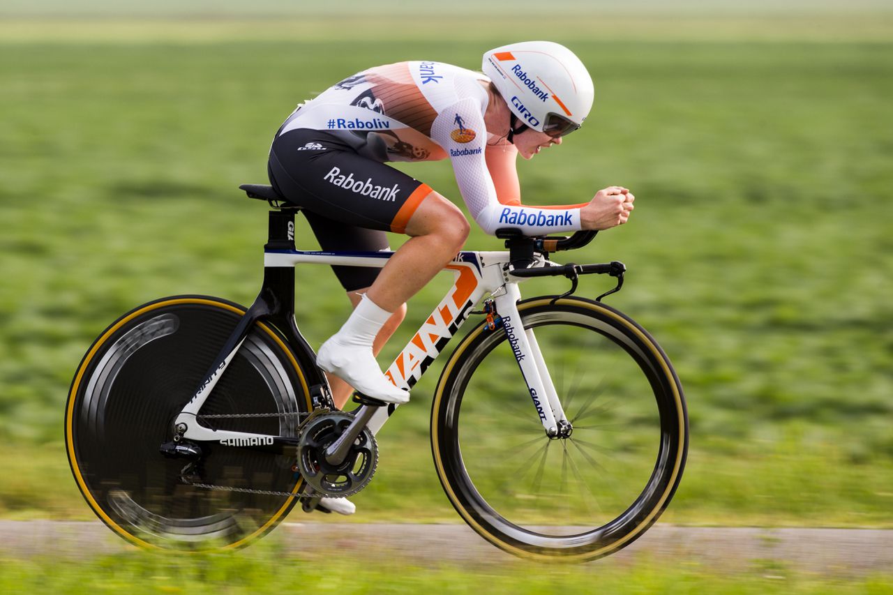 Anna van der Breggen in actie op weg naar de snelste tijd tijdens het Nederlands Kampioenschap tijdrijden in juni van dit jaar.