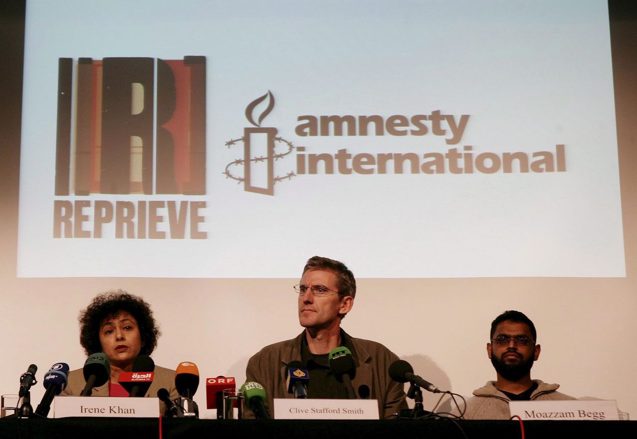 Begg (rechts) staan bij een persconferentie in 2005 de media te woord over zijn gevangenschap in Guantánamo Bay.
