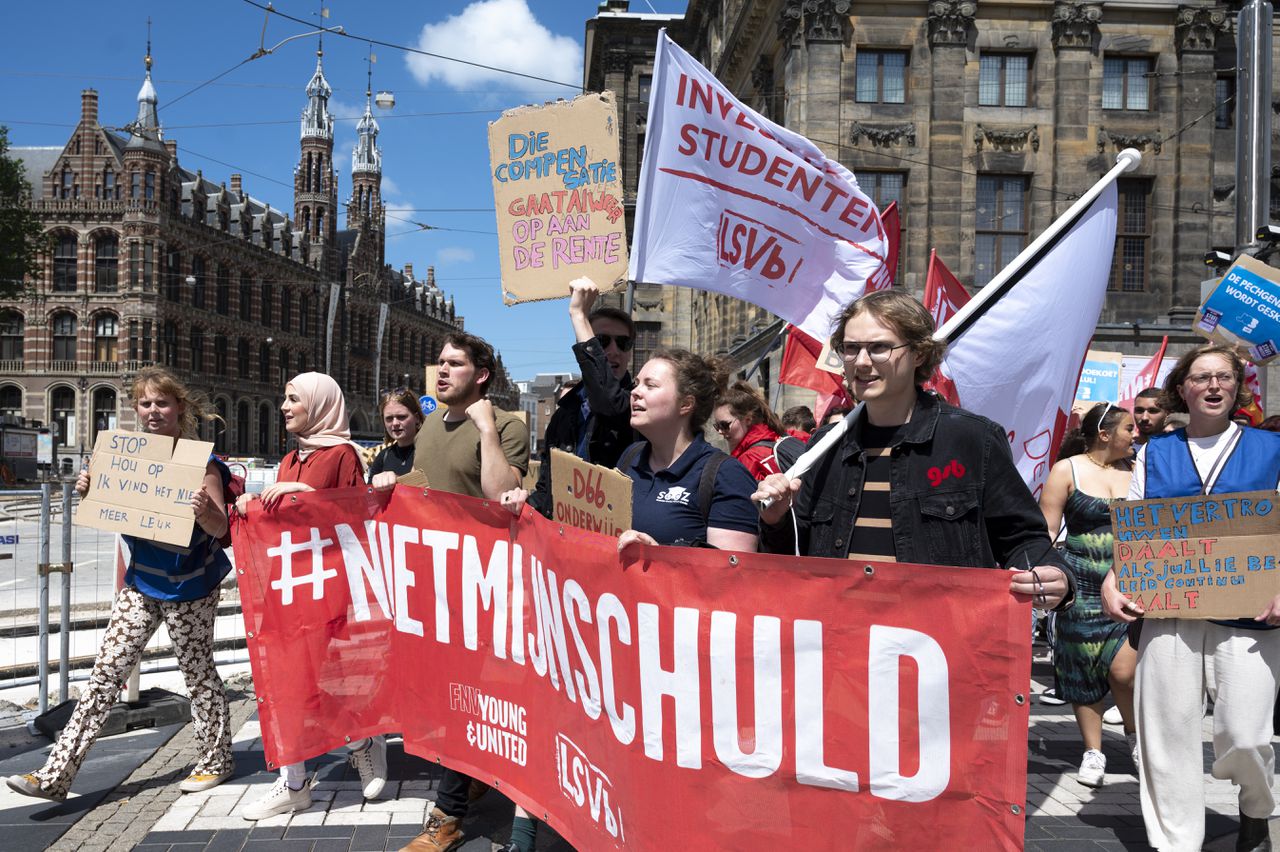 Studenten protesteren op de Dam in Amsterdam voor een hogere basisbeurs dan de regering nu in gedachte heeft.