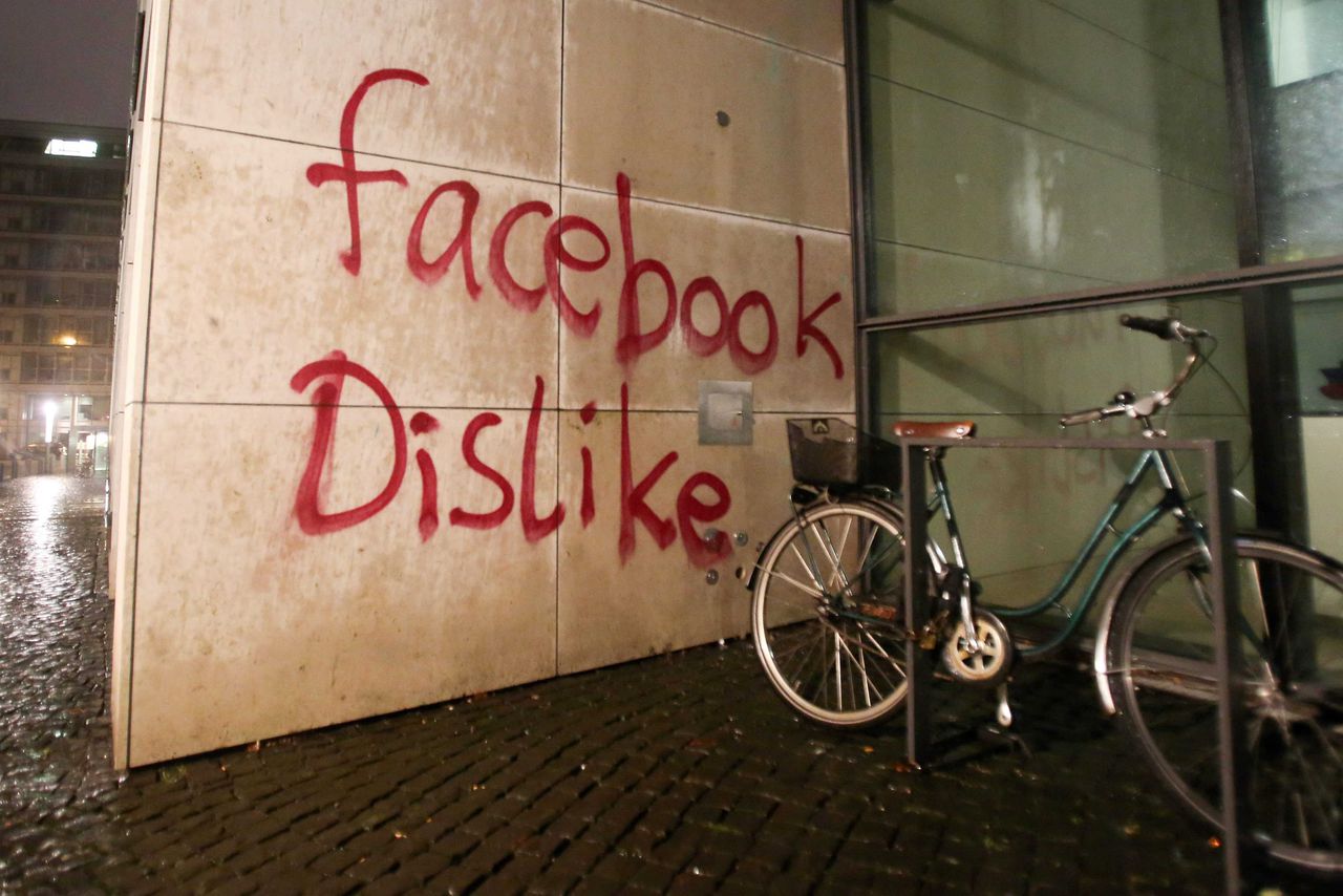 Een groep gemaskerde relschoppers heeft op 13 december een Duits kantoor van Facebook in Hamburg belaagd. Zo'n vijftien tot twintig mensen gooiden met stenen, rook- en verfbommen.