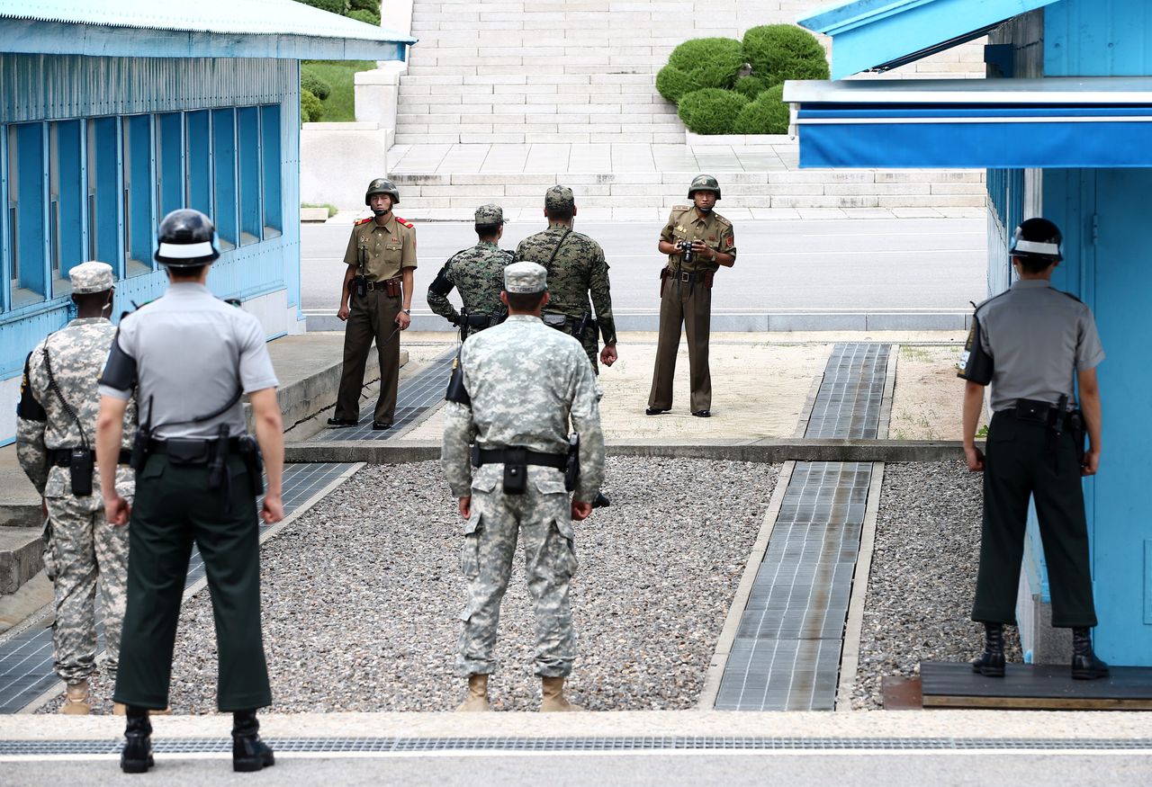 De grens die beide Korea's scheidt, bezien vanaf Zuid-Koreaanse zijde