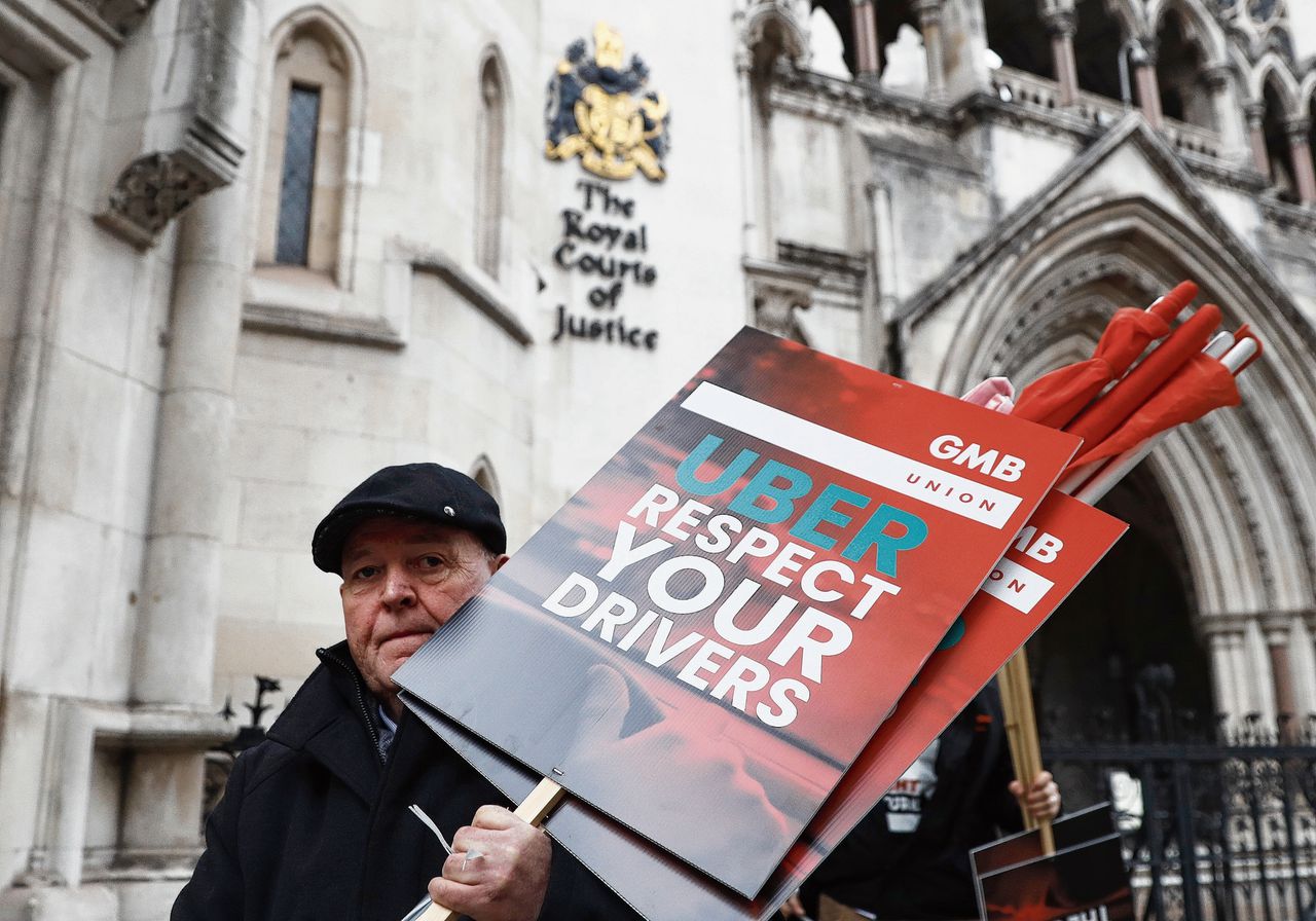 Deelnemer aan een protest tegen taxidienst Uber deze week in Londen. Vakbonden protesteren tegen het gebrek aan arbeidsrechten van Uber-chauffeurs.