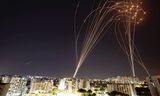 Raketten vanuit Gaza worden dinsdag nabij het Israëlische Ashkelon onderschept door het afweersysteem Iron Dome.