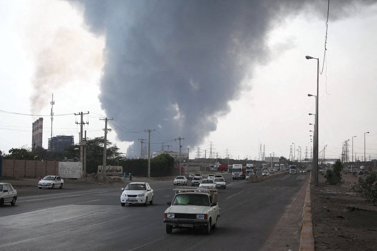 Hundreds of injured by large explosion in Iranian port