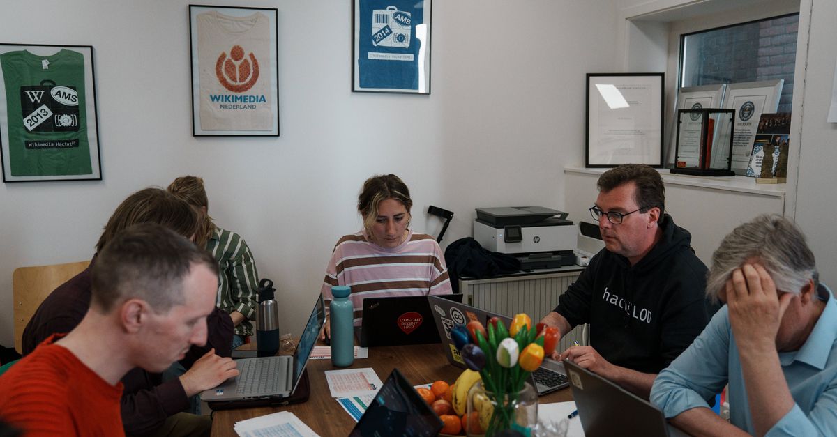 De Wikipedianen blijven pagina’s tikken in weerwil van AI, het verloederen van de feitelijkheid en baldadige scholieren