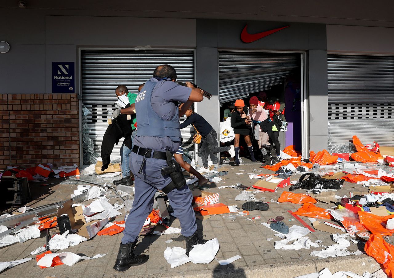 Bij de rellen in Zuid-Afrika worden winkels geplunderd, zoals hier in Durban.
