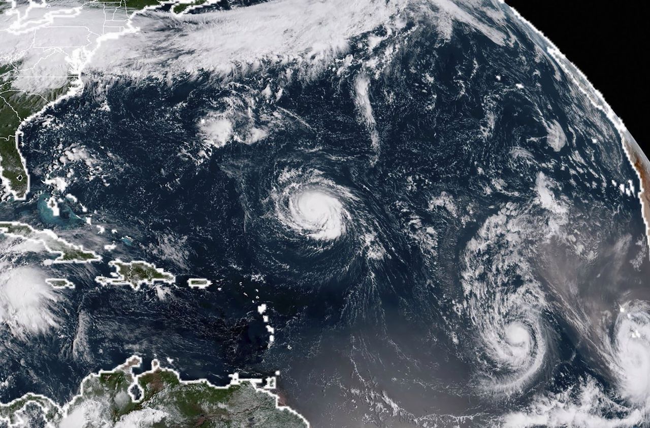 Op deze satellietfoto zijn de tropische stormen Florence, Isaac en Helene boven de Atlantische oceaan te zien (van links naar rechts).
