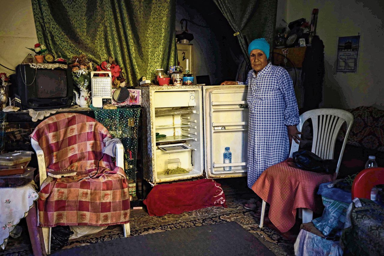 Inwoners van Libanon met lege koelkasten als gevolg van de hevige economische crisis in het land, die veel Libanezen in armoede heeft gestort.
