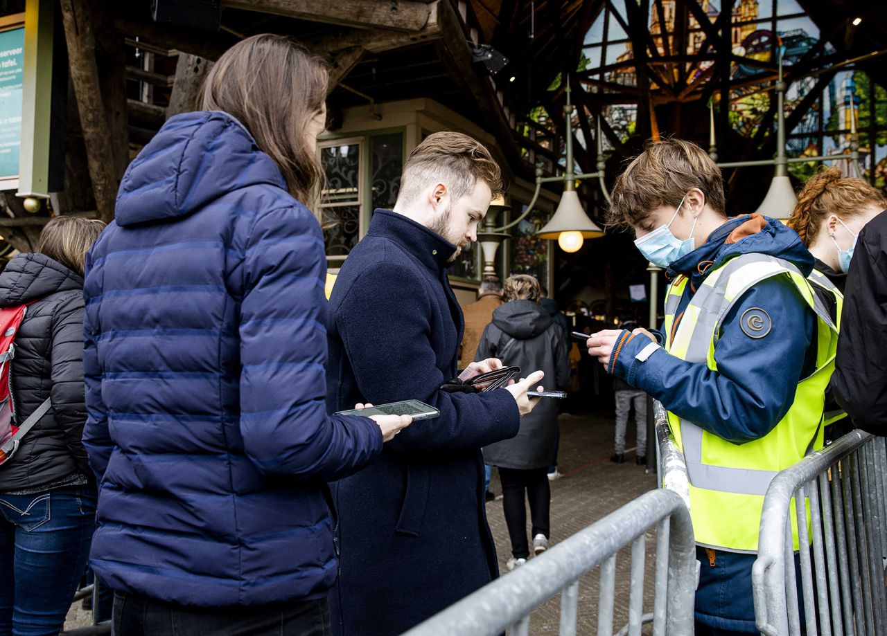 Bezoekers van de Efteling laten hun QR-code scannen bij de ingang.