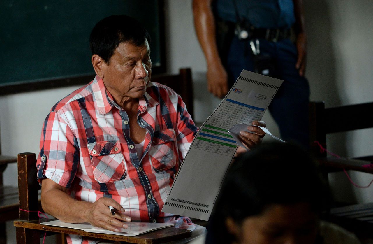 Rodrigo Duterte brengt zijn stem uit.