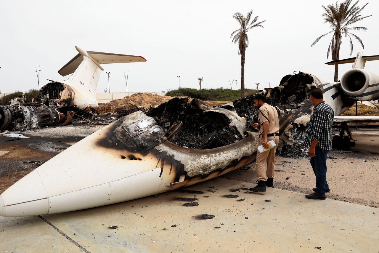 Gebombardeerde passagiersvliegtuigjes op een vliegveld in Tripoli. Turks luchtafweergeschut zou ervoor gezorgd hebben dat de bondgenoten van Haftar geen bombardementen meer konden uitvoeren op de Libische hoofdstad.